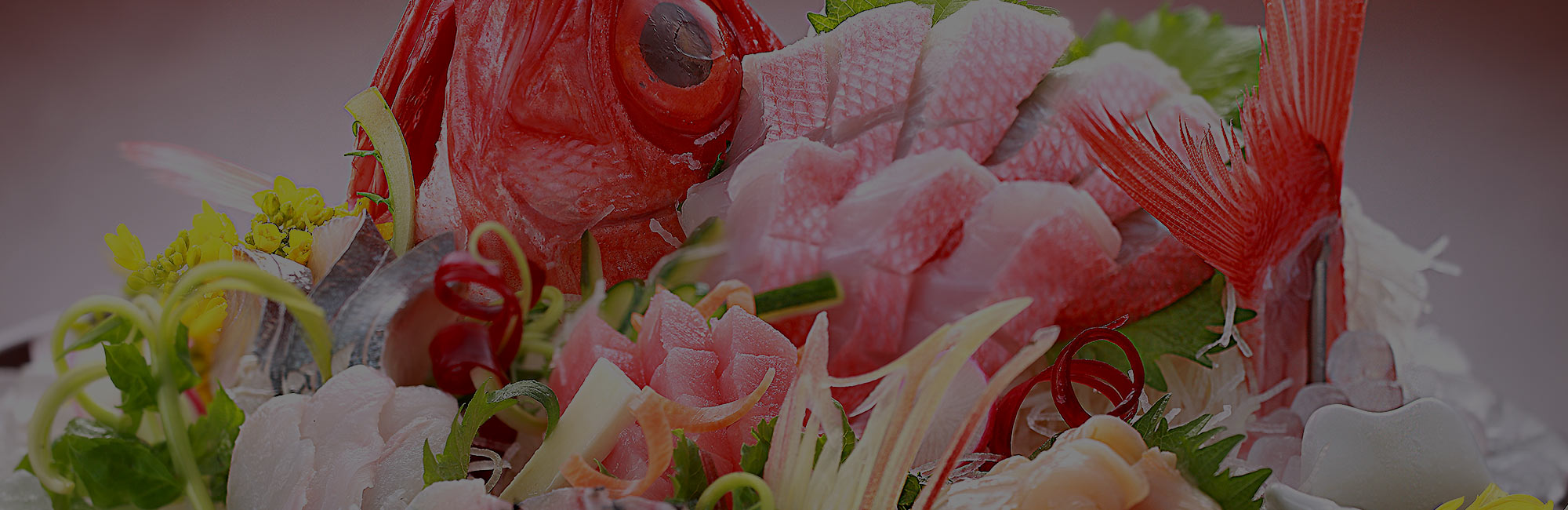 オーナー自ら競り落とした新鮮な魚介類のお造り